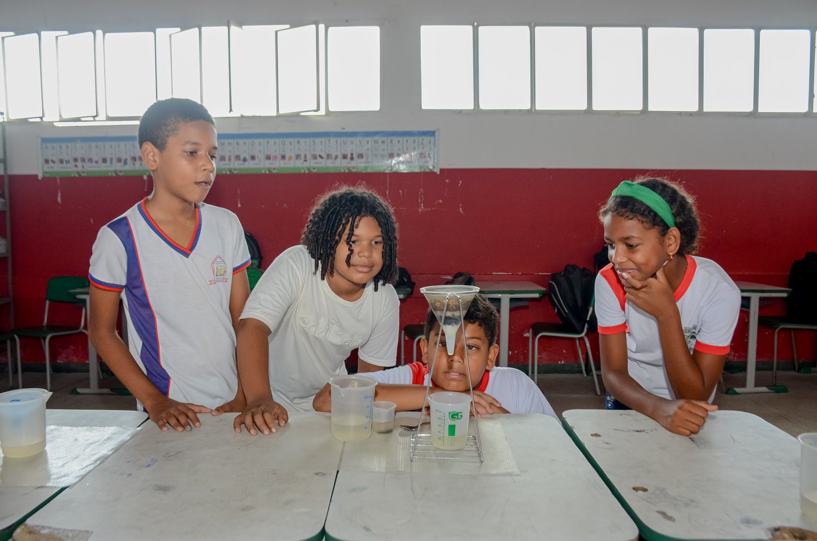 Estudantes em experiência com água no Projeto Iguapé