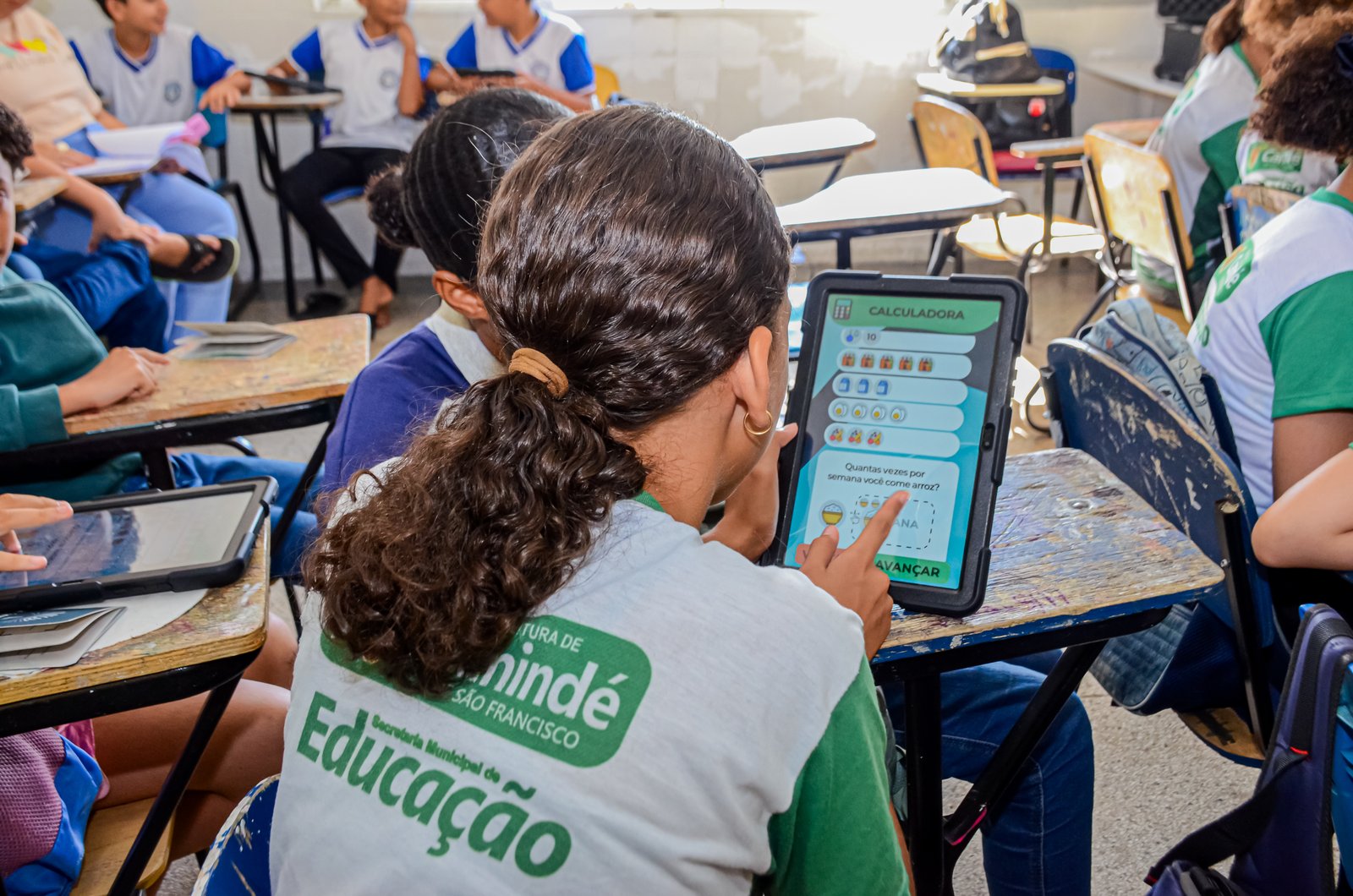 Estudante respondendo à Calculadora Iguapé no tablet
