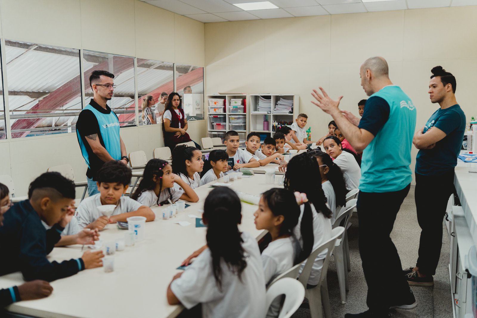 Educador conduzindo diálogo com os estudantes